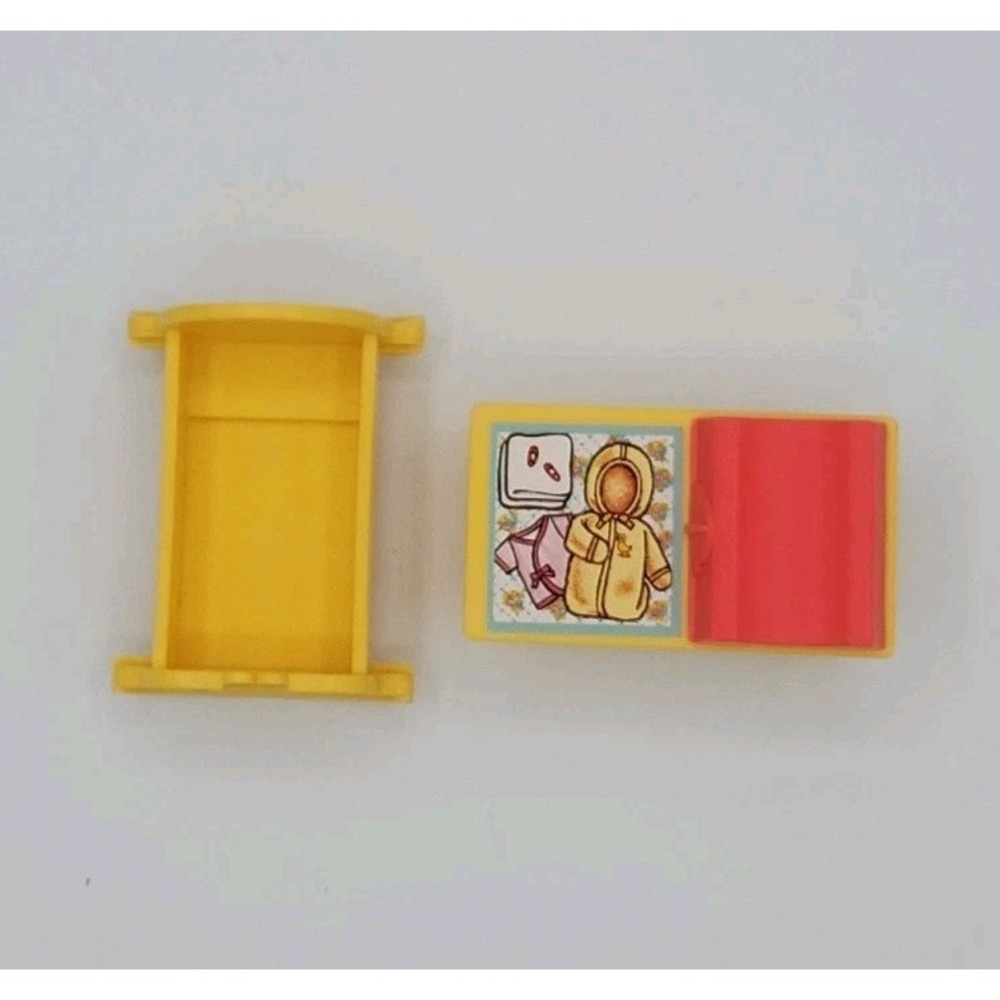 Vintage 1972 Fisher Price Little People - Yellow Cradle and Changing‎ Table